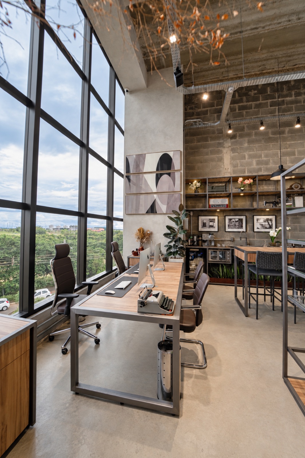 Espaço de atendimento da Casa Sisterolli junto às janelas